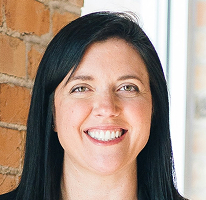 Retrato de Sophie Hartwell, encargada del equipo de servicio al cliente